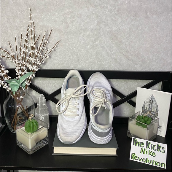 Nike Revolutions - Picture 4 of 4